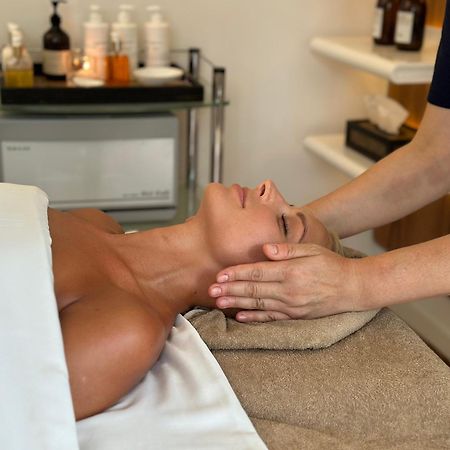 Palanga Life Balance Spa Hotel 外观 照片 A woman receiving a facial massage