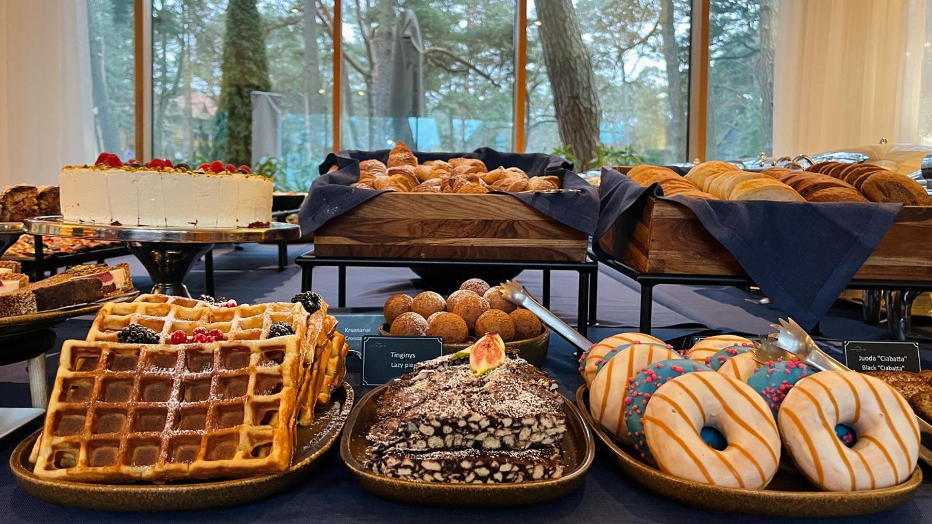 Palanga Life Balance Spa Hotel 外观 照片 A selection of pastries at a buffet