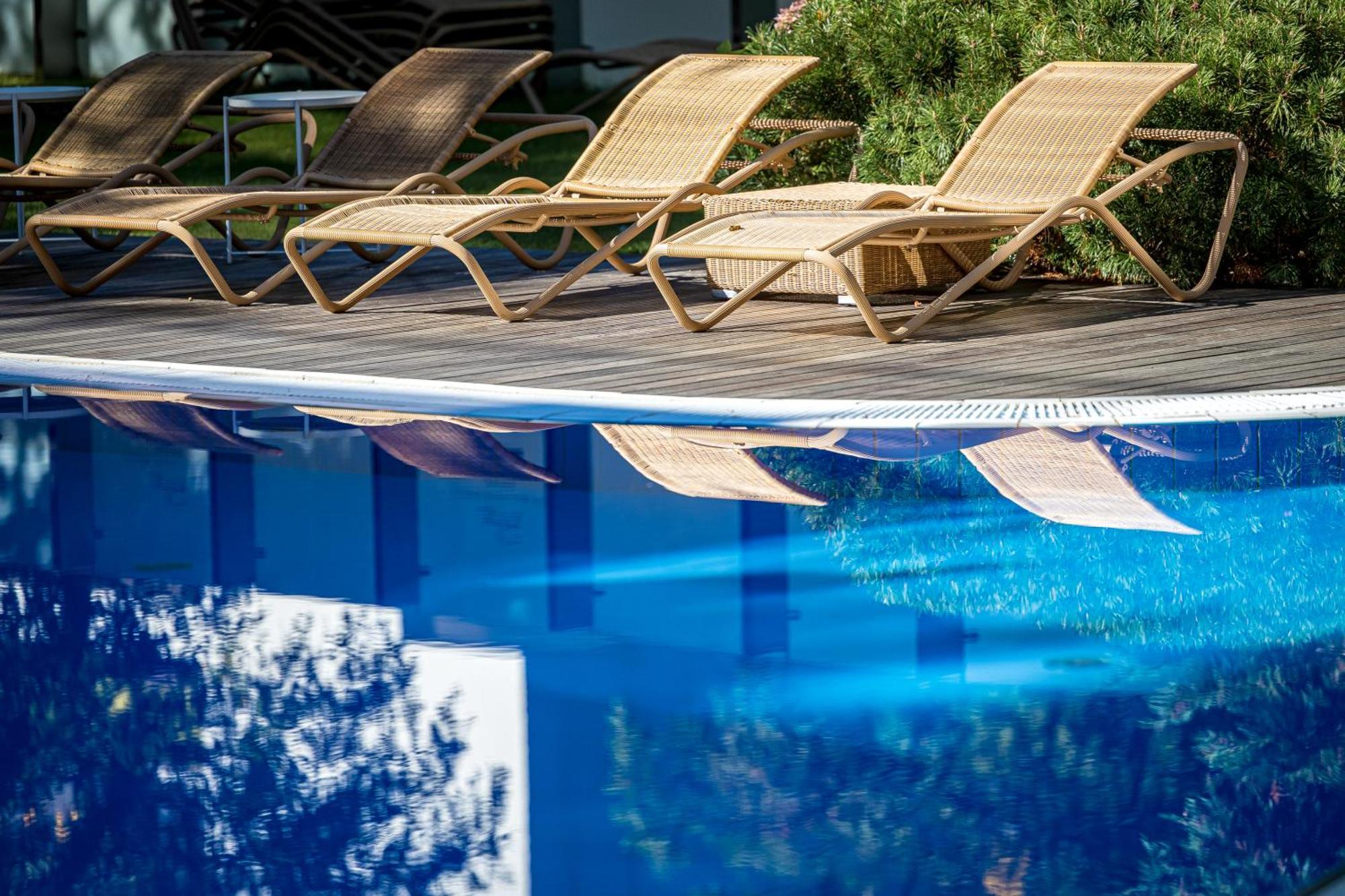 Palanga Life Balance Spa Hotel 外观 照片 Sunloungers at a swimming pool
