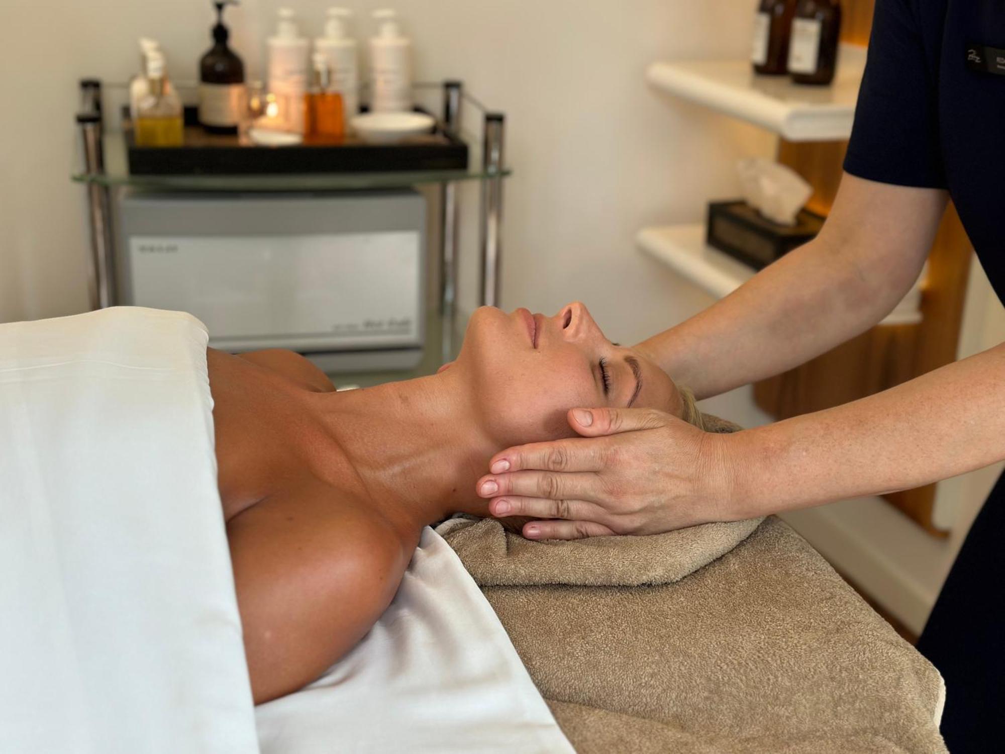 Palanga Life Balance Spa Hotel 外观 照片 A woman receiving a facial massage